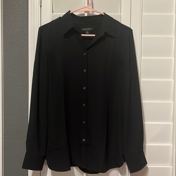 Banana Republic Tops - Women’s Medium Banana Republic Dillon classic fit collared button down shirt